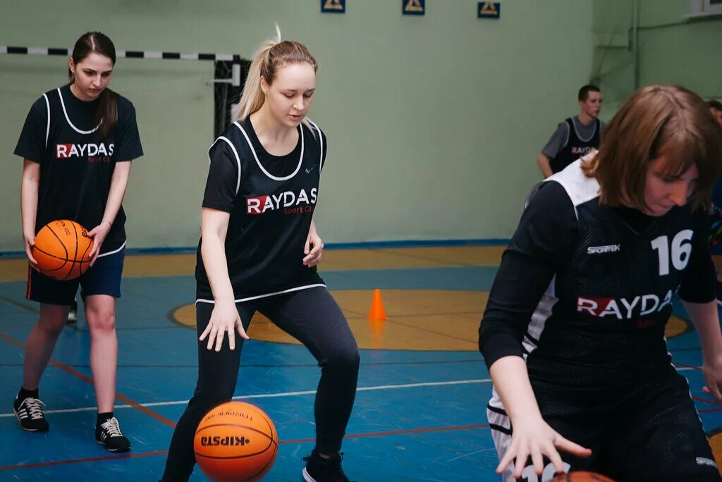 женские секции. силовой пилатес. кэти смит аэробика. бокс девушки. баскетбол школьное клуб.