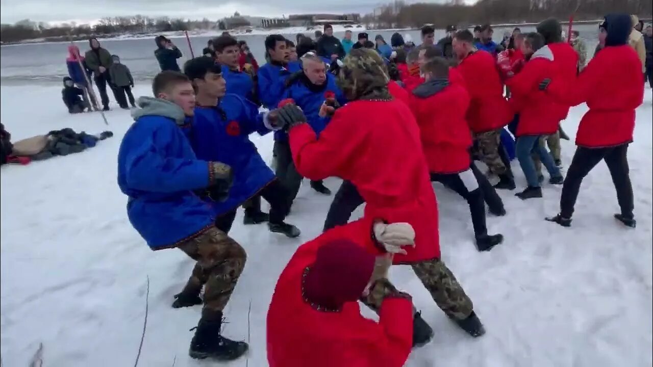 Кулачные бои казань. Кулачные бои в Великом Новгороде. Стенка на стенку Масленица. Кулачные бои Великий Новгород 2024 на Масленицу. Кулачные бои на Масленицу в Москве.