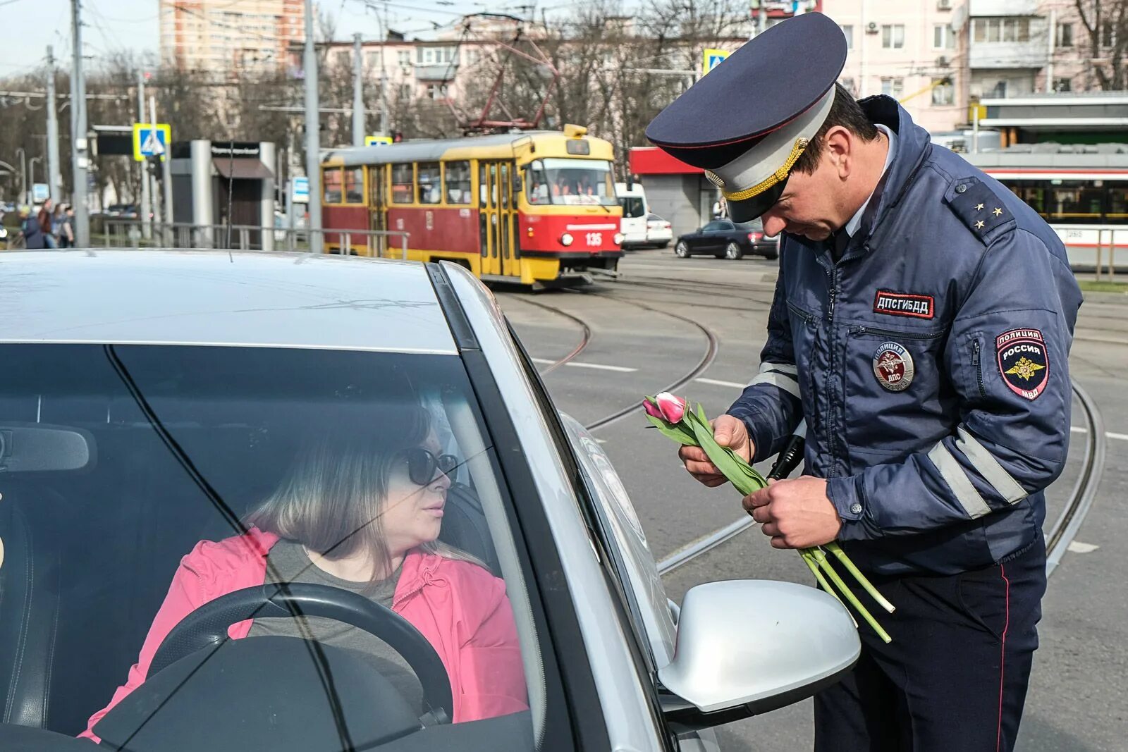 ДПС Краснодар сотрудники. Гаишники Краснодар. Патруль ДПС Краснодар. Гаишник на остановке. Краснодарское дпс