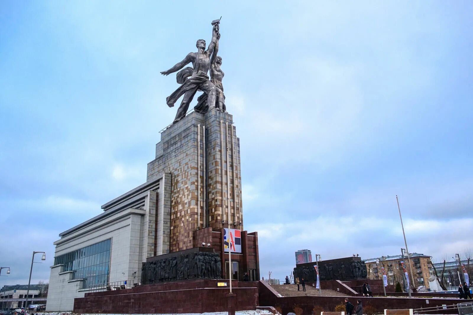 Павильон рабочий и колхозница на ВДНХ. Памятник на ВДНХ рабочий и колхозница. Скульптура Мухиной рабочий и колхозница. ВДНХ памятник колхознице.