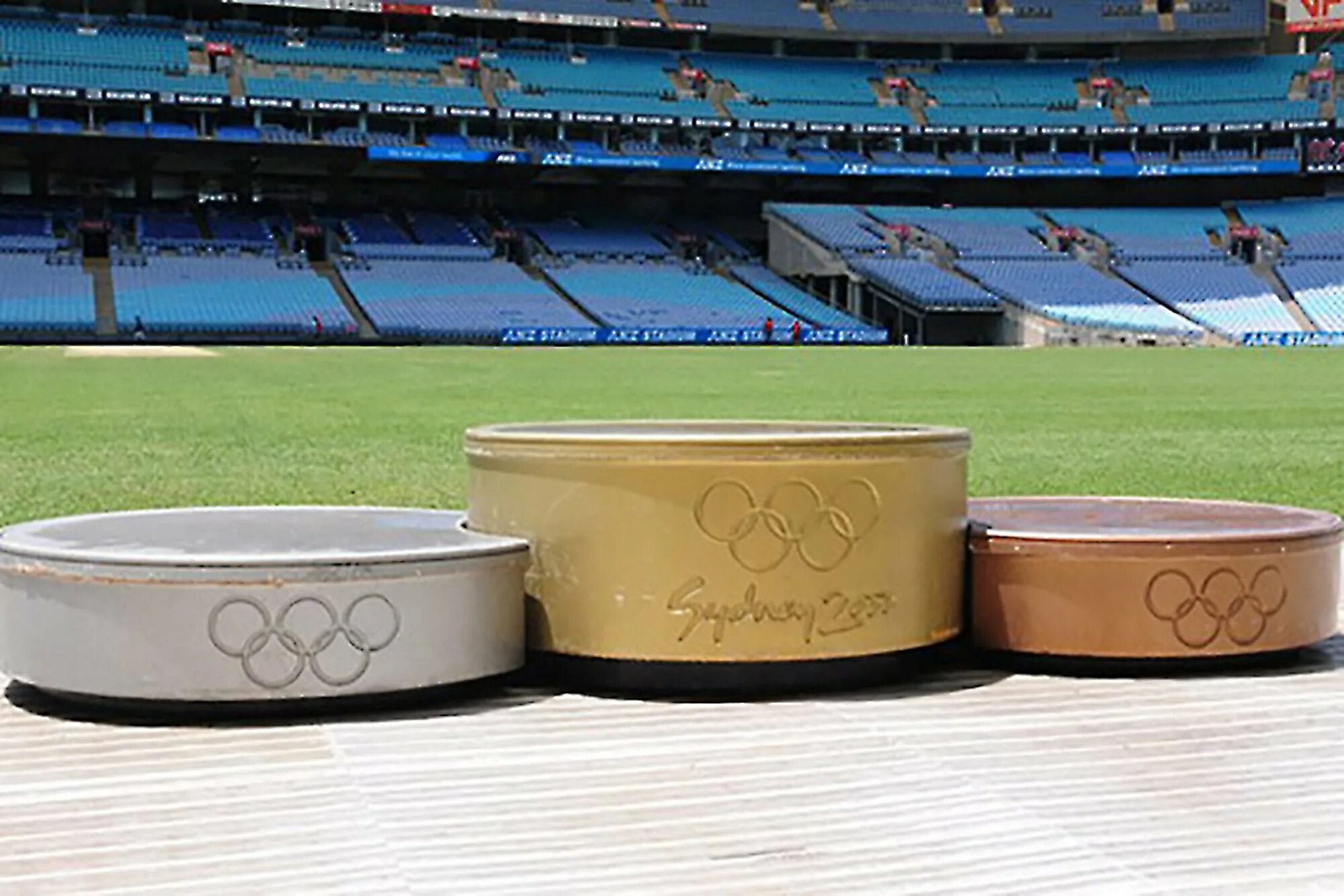 Алиса олимпиада в сочи спортивные пары фигурное катание. Ореол над олимпийским пьедесталом. Олимпийский подиум. Санный спорт латвия. Пьедестал олимпийских игр.