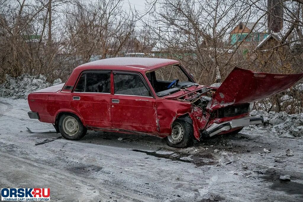 ВАЗ 2106 красная битая. ВАЗ 2105 побитая. Жигули ВАЗ 2107 Разбитая. ВАЗ 2107 битая зимой.