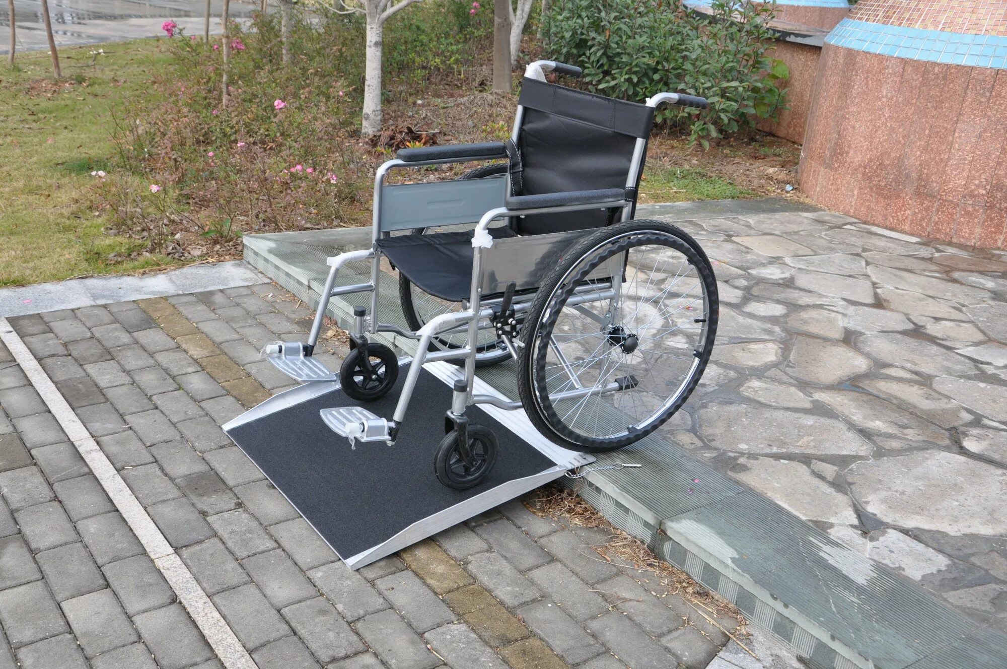 Выезд инвалида. Evolution 8 инвалидная коляска. Подножка для инвалидной коляски lk007e. Инвалидная коляска mq102. Инвалидная коляска Ставрока 400.