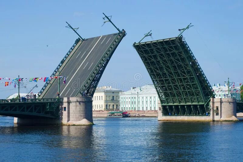 Дворцовый мост санкт петербург кратко. Дворцовый мост. Разведенный Дворцовый мост. Дворцовый мост боковая створка. Вид на развод Дворцовый мост.