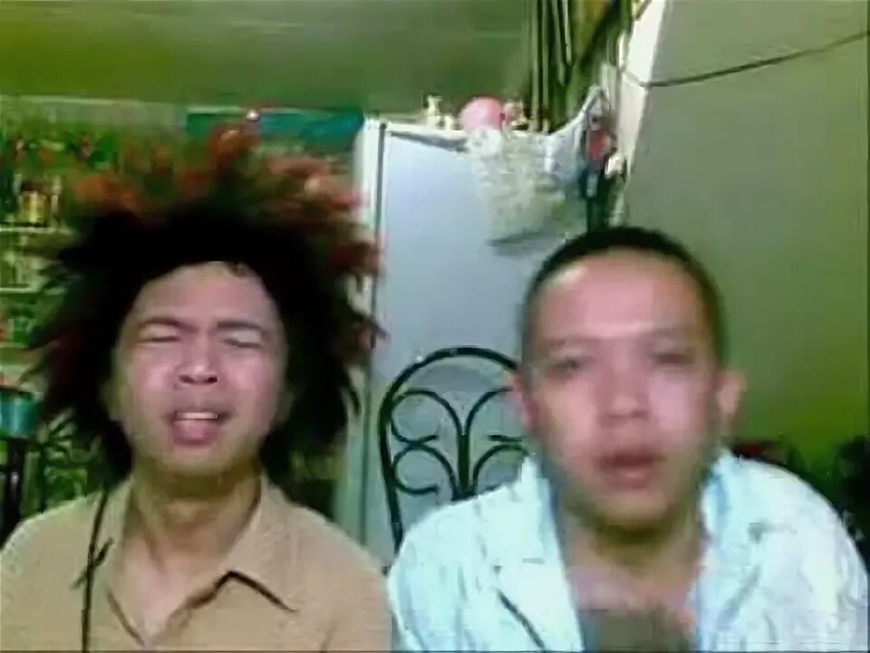 Китаец поёт двумя голосами мужским и женским хриплым. Пожилой китаец поет 2 голосами. Moymoy palaboy сейчас. Кореец поет в муку. Корейцы поют на русском в машине.