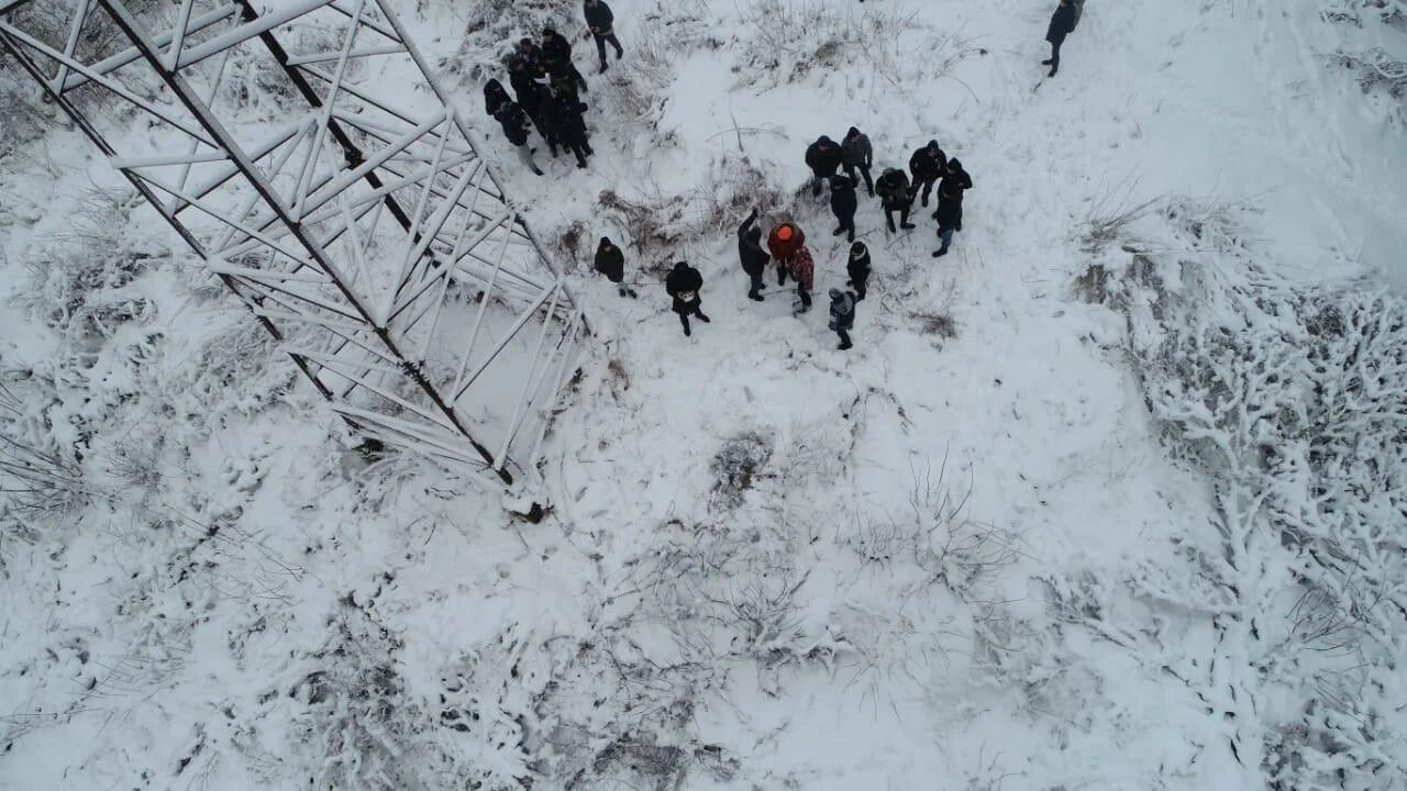 Нашли ли тело погибшего. Снегопад в овраге. Овраг в снегу.