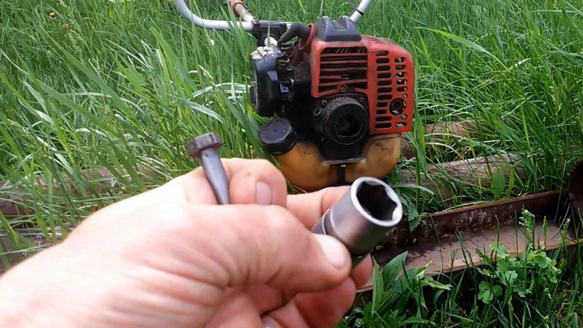 Хранение мотокосы. Завести бензотриммер без стартера. Триммер stihl воздушная заслонка. Запуск мотокосы. Запуск триммера.