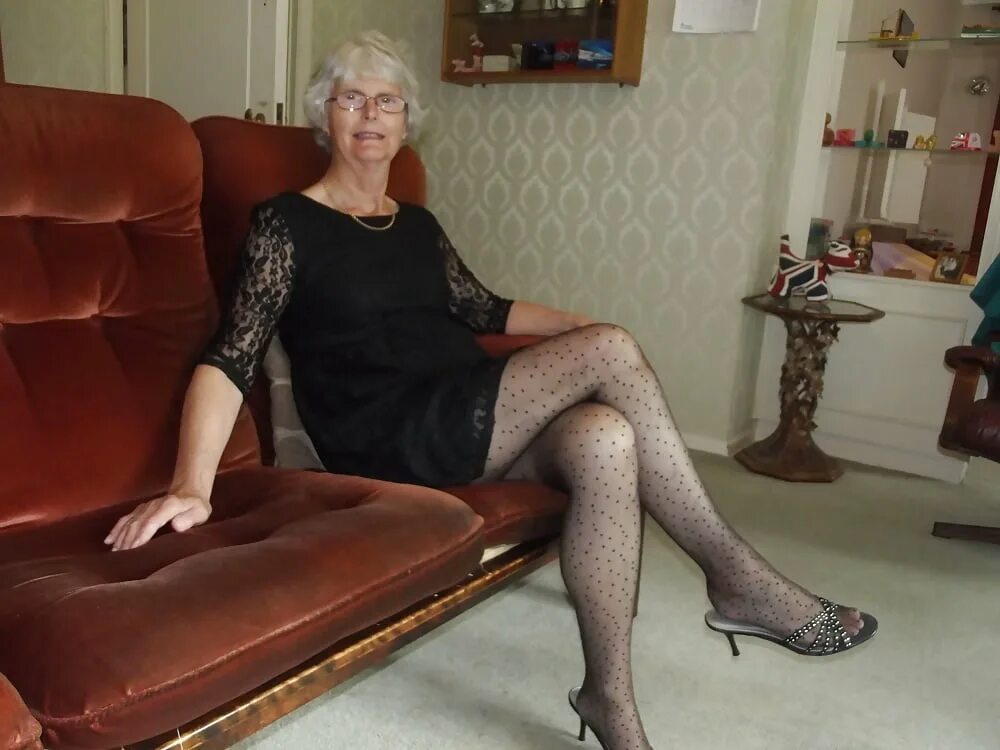 бабуля в чулках. старые бабушки в колготках. старые женщины в колготках. красивые тетки в возрасте. пожилые женщины в нейлоне.