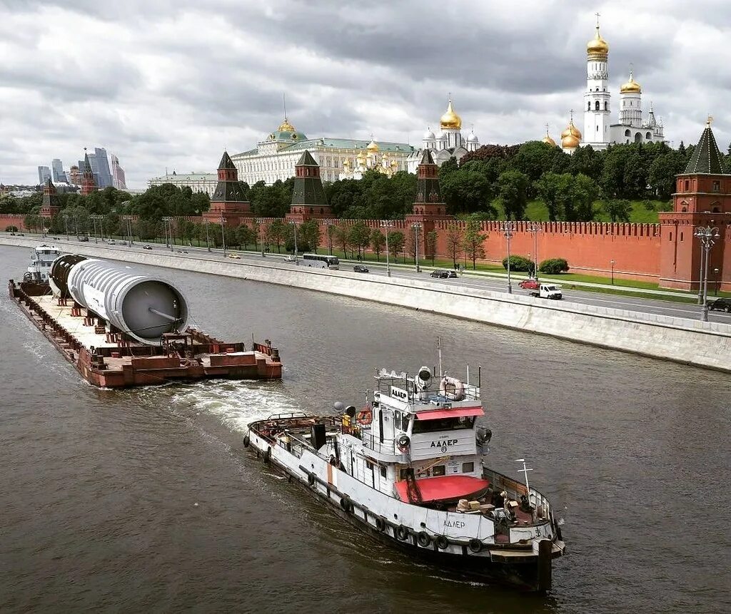 Большая река в москве. Баржа на Москве реке. Красная баржа на Москва реке. Нижняя Москва река. Баржа на Москве реке красная Пресня.