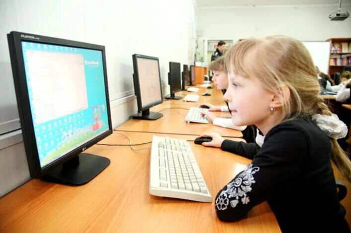 1 класс 1 ученик 1 компьютер. Ученик за компьютером. Дети за компом в школе. Педагог за компьютером. В форме за компьютером.