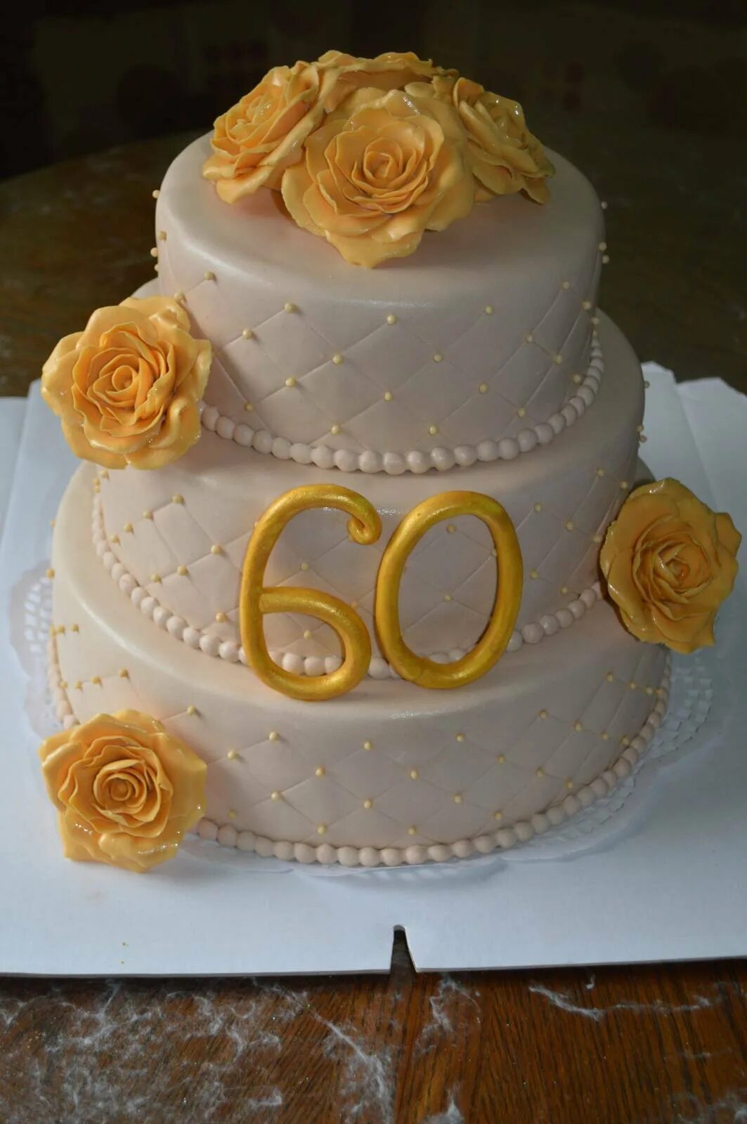 Торт на день рождения 60 лет. Украшение торта на 50 лет. Торт на юбилей женщине. Торт на юбилей 60 лет. Торт на 50 лет женщине.