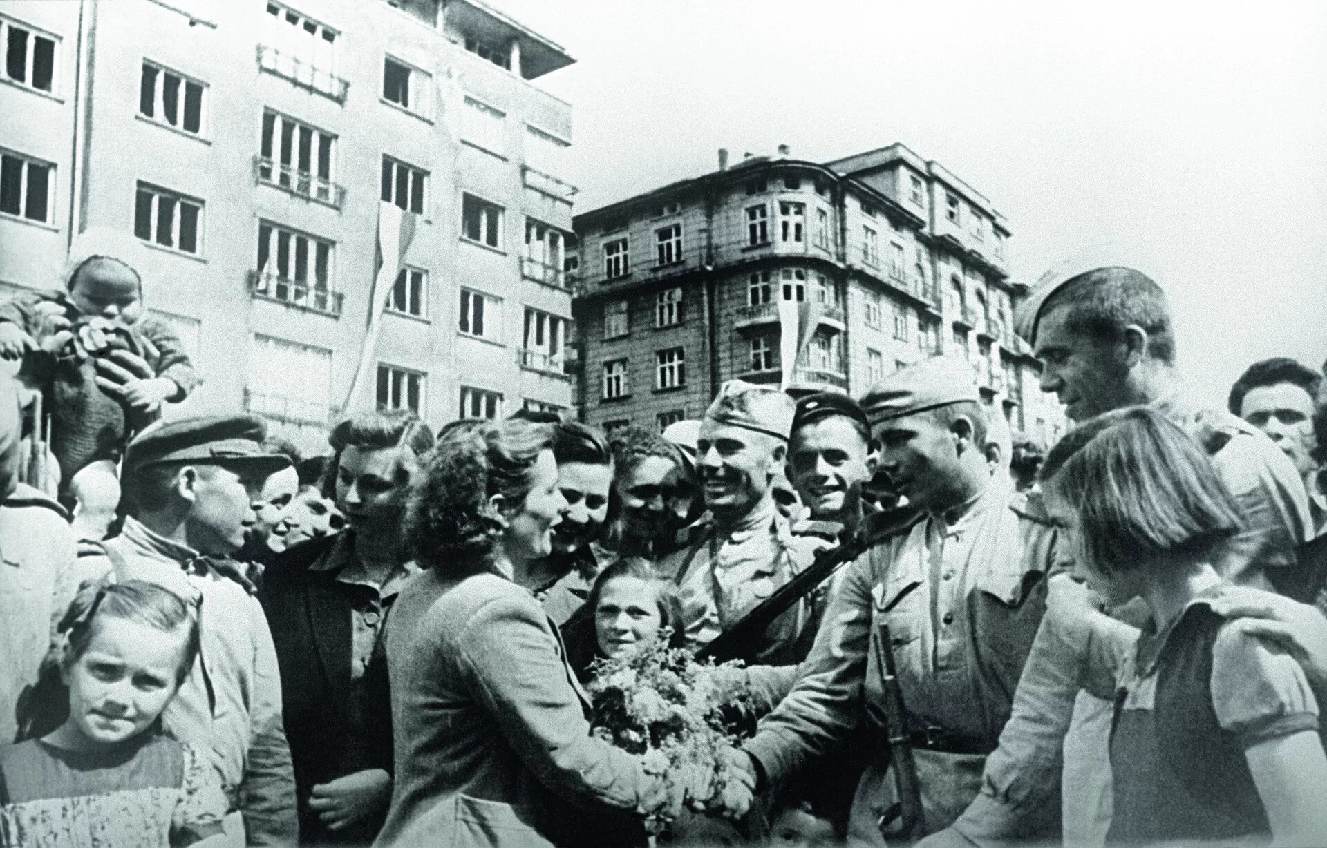 Освобождение Восточной Европы 1944ъ. Встреча советских солдат освободителей. Конец второй мировой войны. Советские освободители в Польше. Освобождение