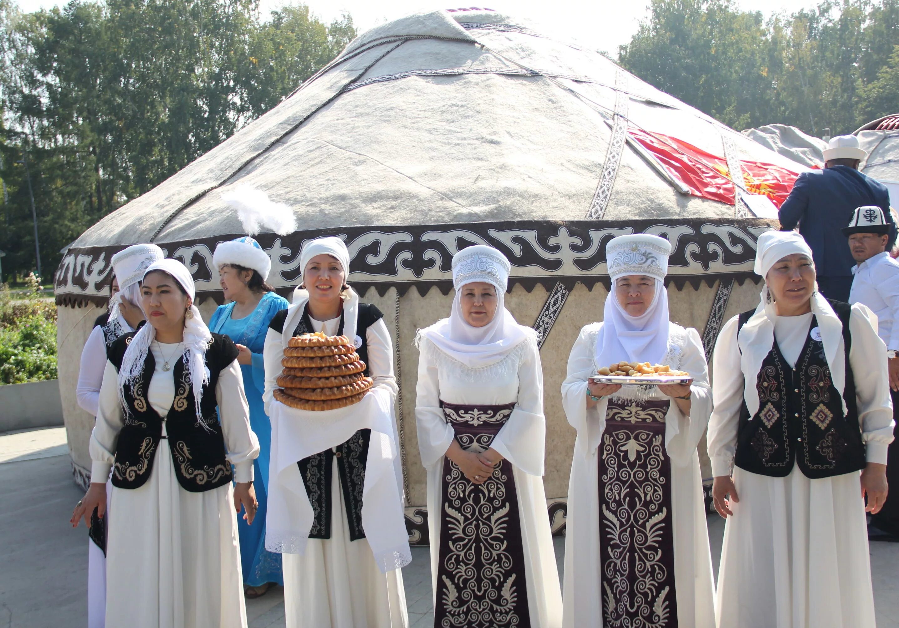 Праздники киргизов. Традиции Нооруз Киргизия. Кыргызстан Нооруз юрта. Нооруз майрам Киргизия юрта. Нооруз в Кыргызстане сумолок.