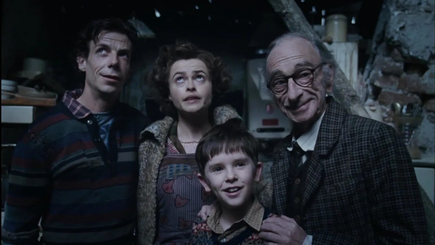 вилли вонка 2005 джонни депп. чарли и школьная фабрика. чарли и шоколадная фабрика чарли. вонка и шоколадная фабрика 2005. чали ишоколадная фабрика.