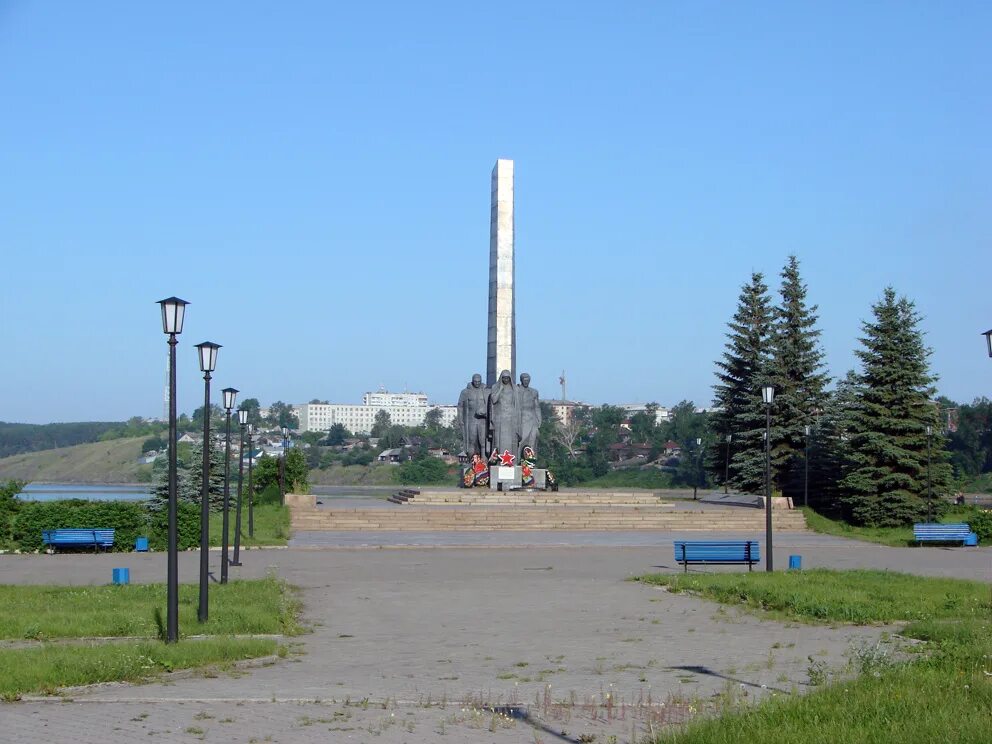 Монумент трудовой и боевой славы в городе реж. Город реж монумент. Монумент славы город реж.