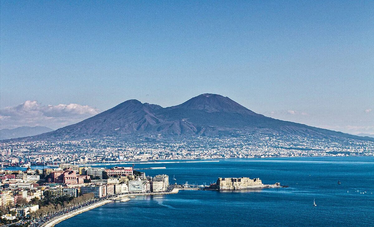 Вулкан везувий в италии. Тип вулкана везувий. Гора везувий италия. Тип вулкана везувий. Вулкан везувий.