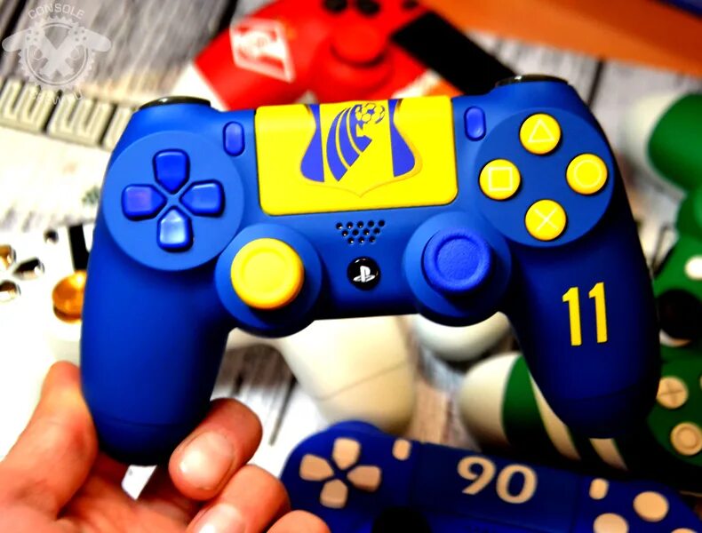 Много джойстиков. Геймпад ps4 Dualshock ФИФА. Геймпад пс4 макдональдс. Дуалшок 4 FC. Ps4 Gamepad Yellow.