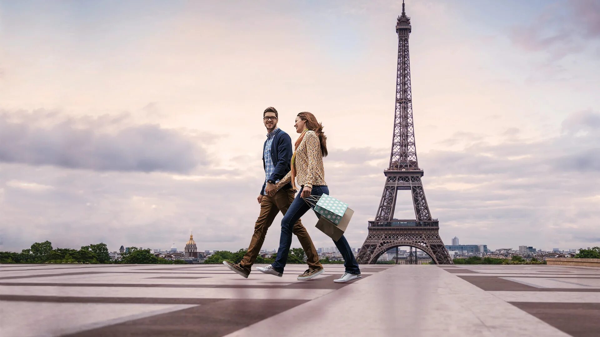 Рюкзак для путешествий. This time tomorrow i travel across france. Париж город любви. Турист с рюкзаком в горах. Римские каникулы сериал.