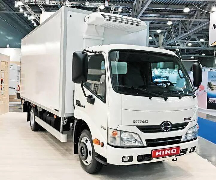Хина 300 фото. Хино 300 рефрижератор. хино 300 5 тонн. hino 300-650 std. хино 300/650 шасси.