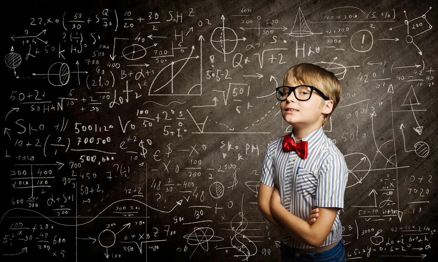 Интеллектуальные способности учащегося. Математика для детей. Школьник на фоне доски. Шокльник на фоне доски. Наука математика.