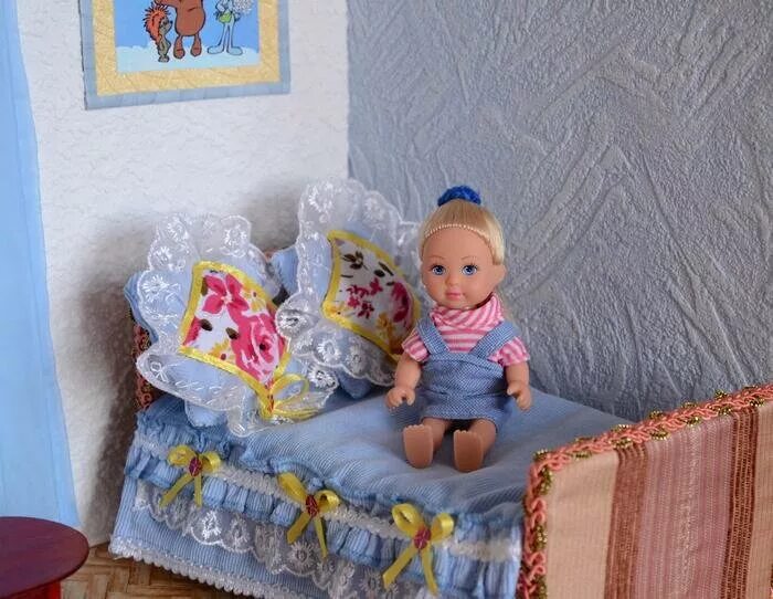Кукла путяш купить. Кроватка для кукол. Постельноё бельё для кукол пупсов. Кукольное постельное белье. Постельное для кукольной кроватки.