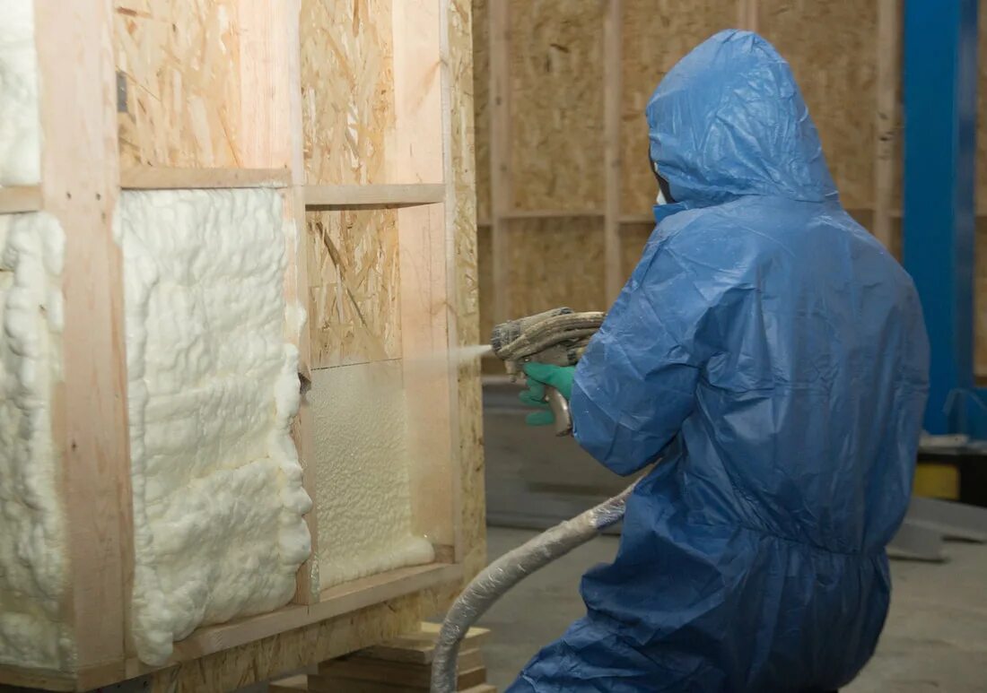 Утепление стен дома пеной. Spray Foaming Insulation. Spray Foam Insulation Metal. Теплоизоляция пеной. Пенный утеплитель для стен.