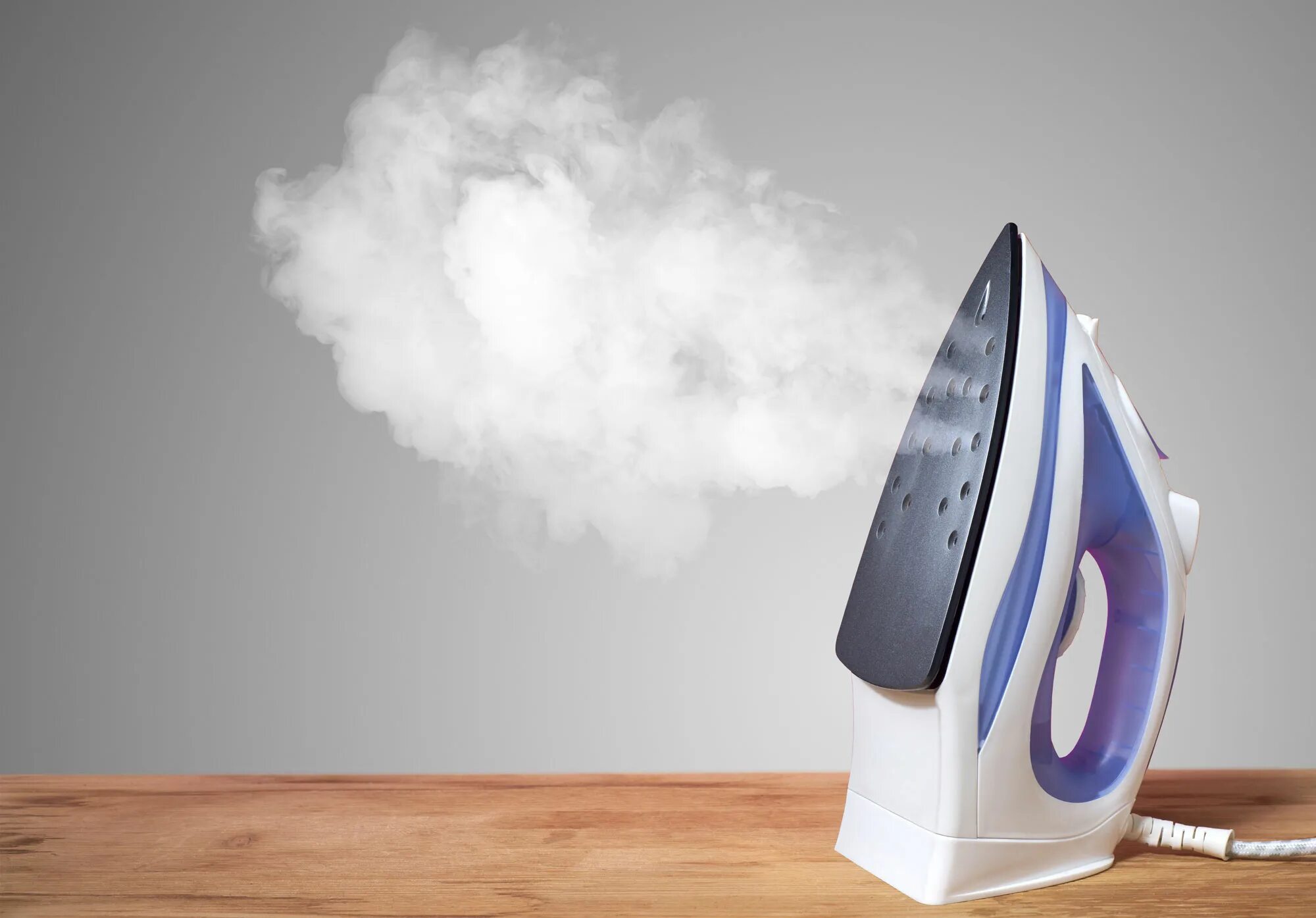 Горячий утюг. Раскаленный утюг. Лицо утюг. Старый утюг. Горячий утюг.