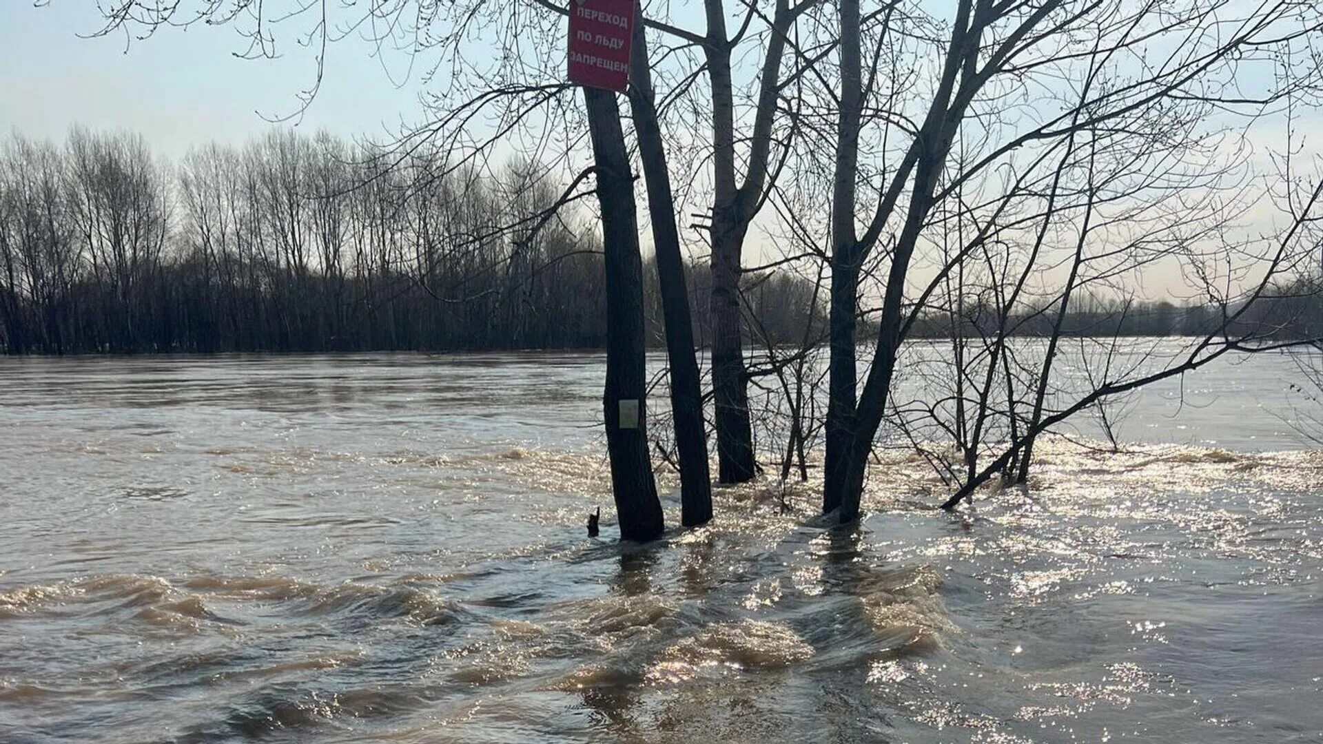 Паводок. Апрель половодье. Вода река. Подтопление. Уровень воды на новокузнецком мосту