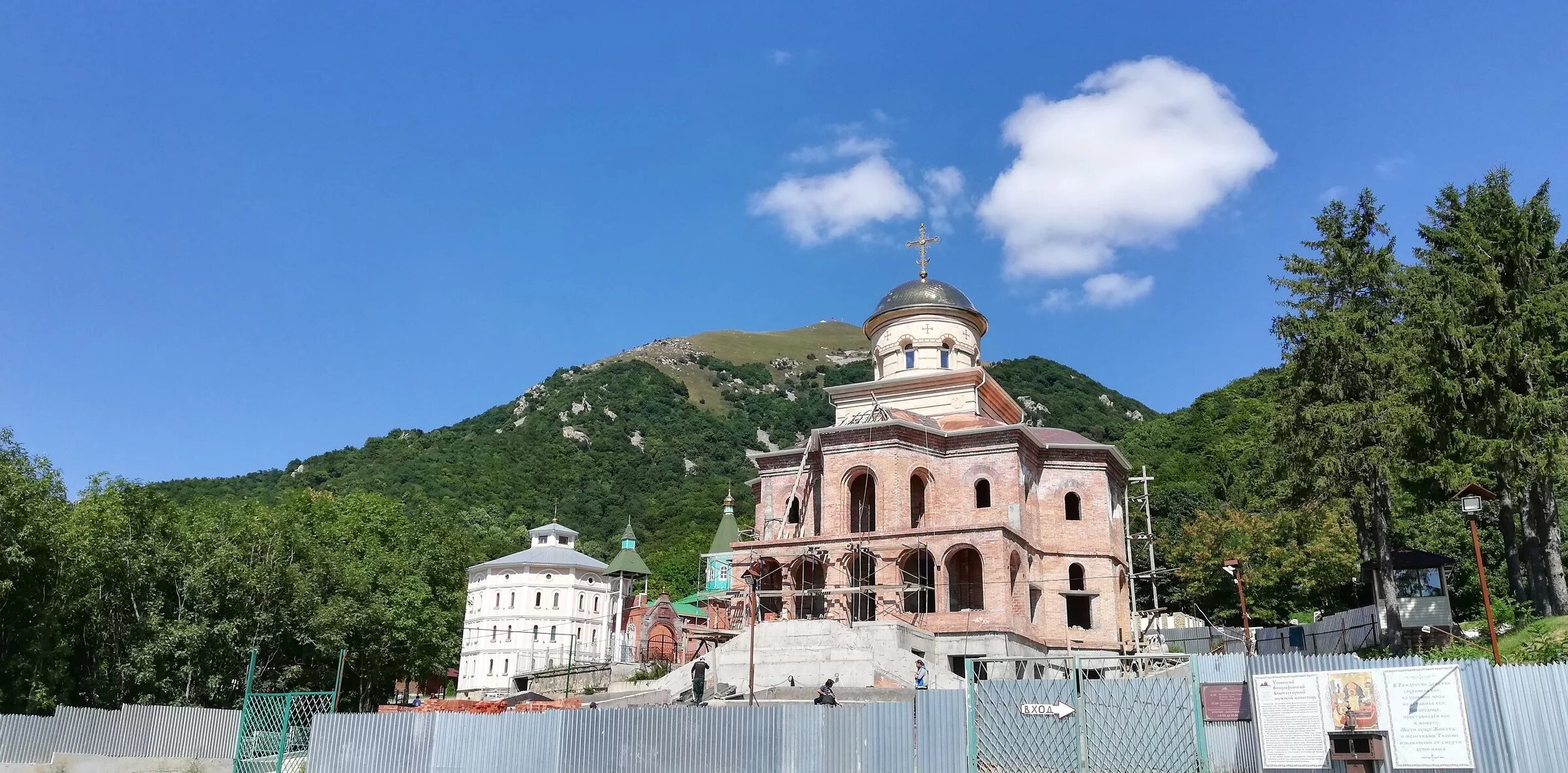 Гора бештау мужской монастырь пятигорск. Успенский Второафонский монастырь Пятигорск. Успенский Второафонский Бештаугорский мужской монастырь. Мужской монастырь в Пятигорске на горе Бештау. Успенский Второафонский монастырь на горе Бештау.