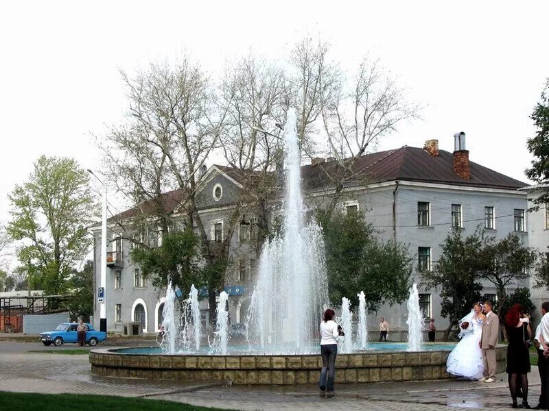 Мичуринск кисловодск. Мичуринск фонтан у вокзала. Мичуринск площадь города. Мичуринск Тамбовская область. Мичуринск фонтан яблоко.