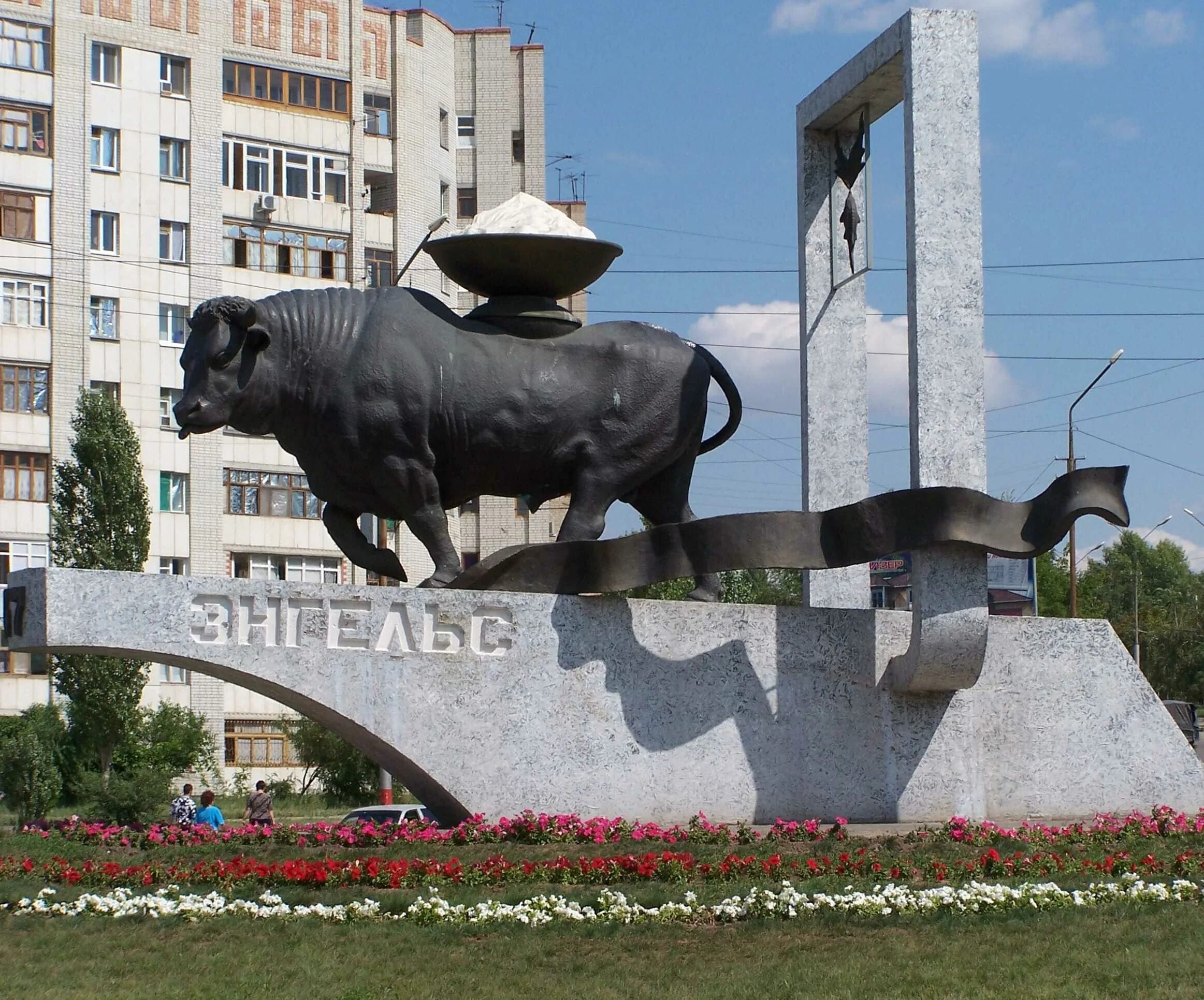 Население энгельса саратовской. Памятник быку в Энгельсе. Памятники в Энгельсе бык солевоз. Памятник города Энгельса бык-солевоз. Символ города Энгельса бык-солевоз.