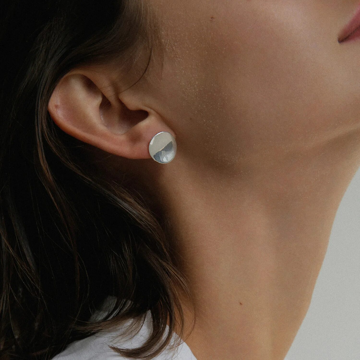 Лаконичные серьги. Серьги минимализм. Серьги минимализм. Серьги в стиле минимализм. Серьги минимализм.