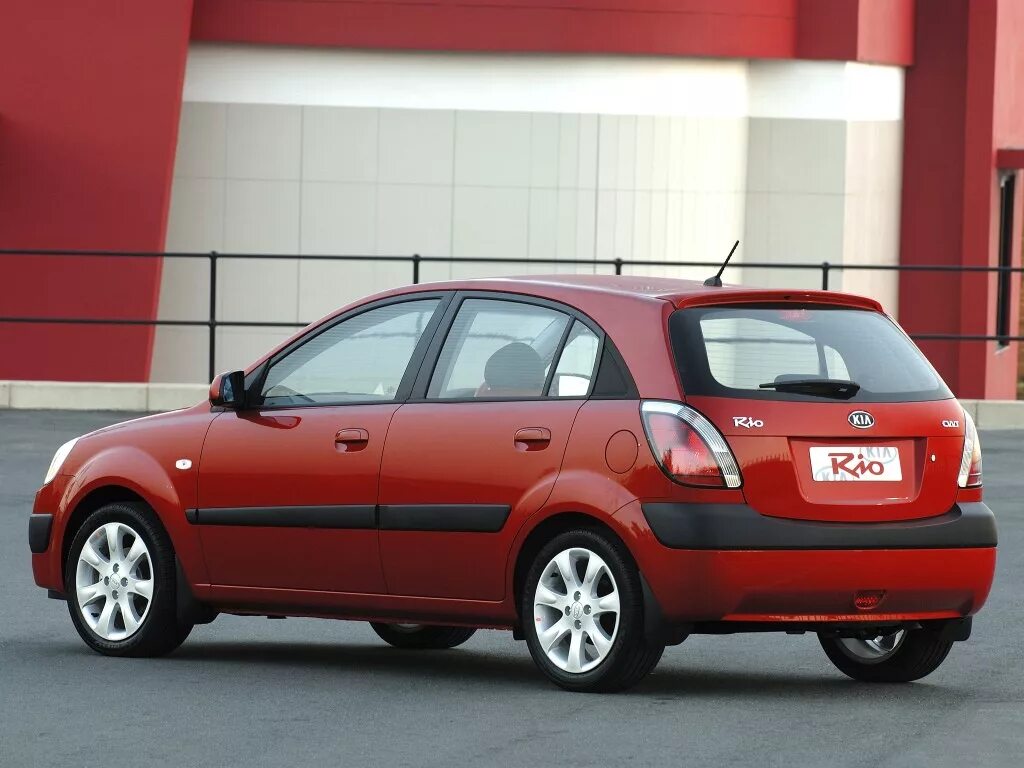 Купить иномарку до 400000. Киа Рио хэтчбек 2008. Kia Rio 2005 хэтчбек. Kia Rio 2008 хэтчбек. Kia Rio Hatchback 2005.