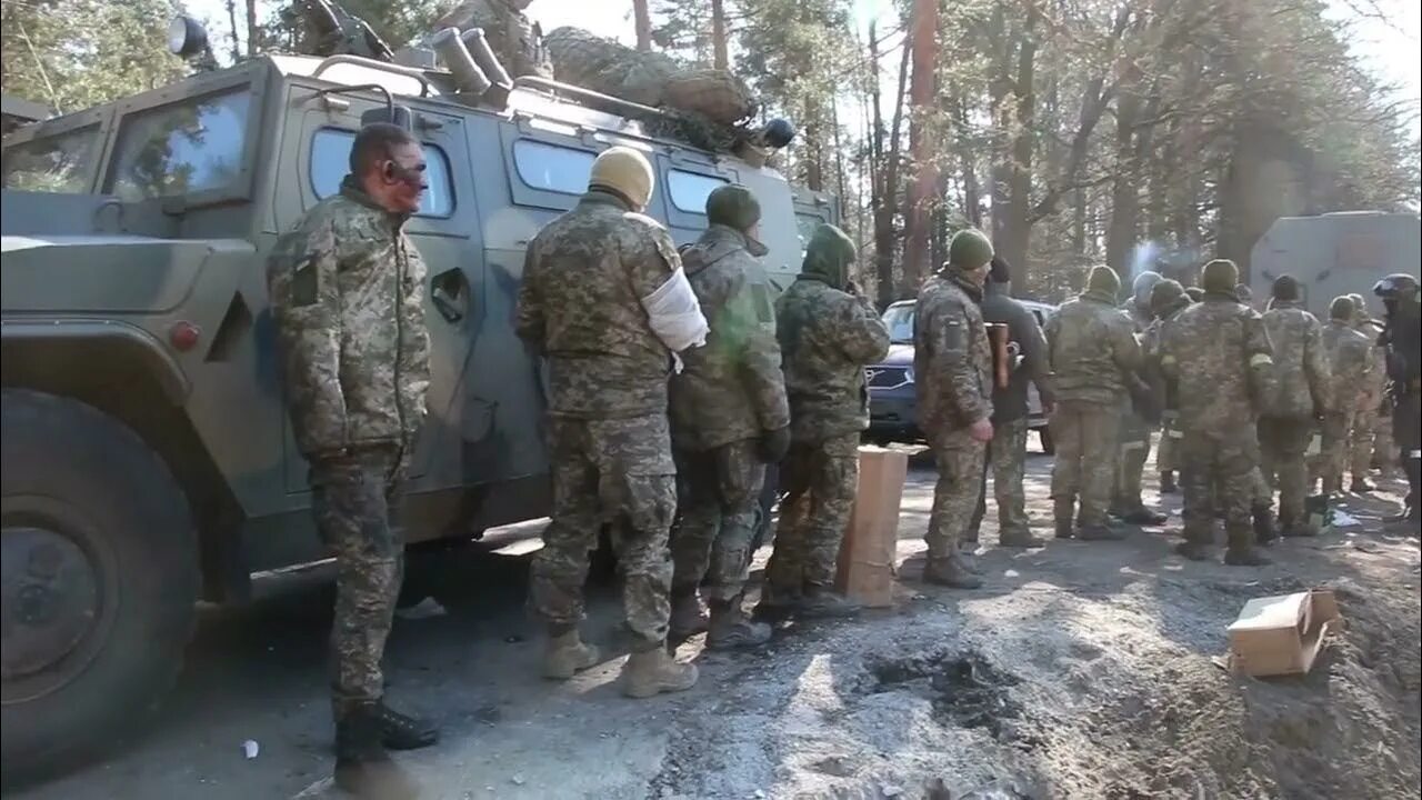 Поенные российские военные. Украинские военные в плену. Русские войска под Киевом. Украинцы ударили