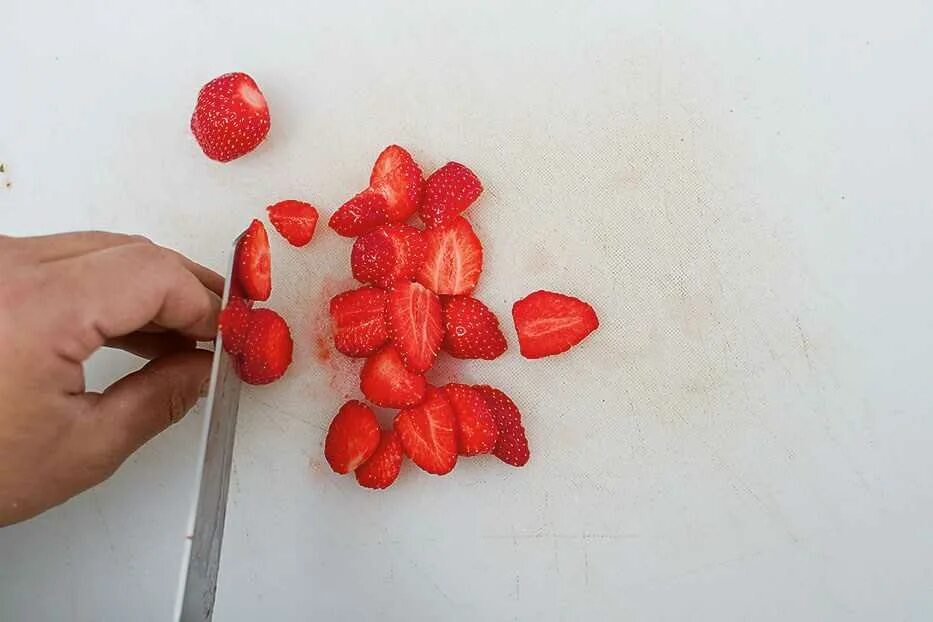 Как красиво нарезать клубнику. Красиво нарезать клубнику. нарезка клубники для украшения торта. порезанная клубника. красиво нарезать клубнику для украшения.