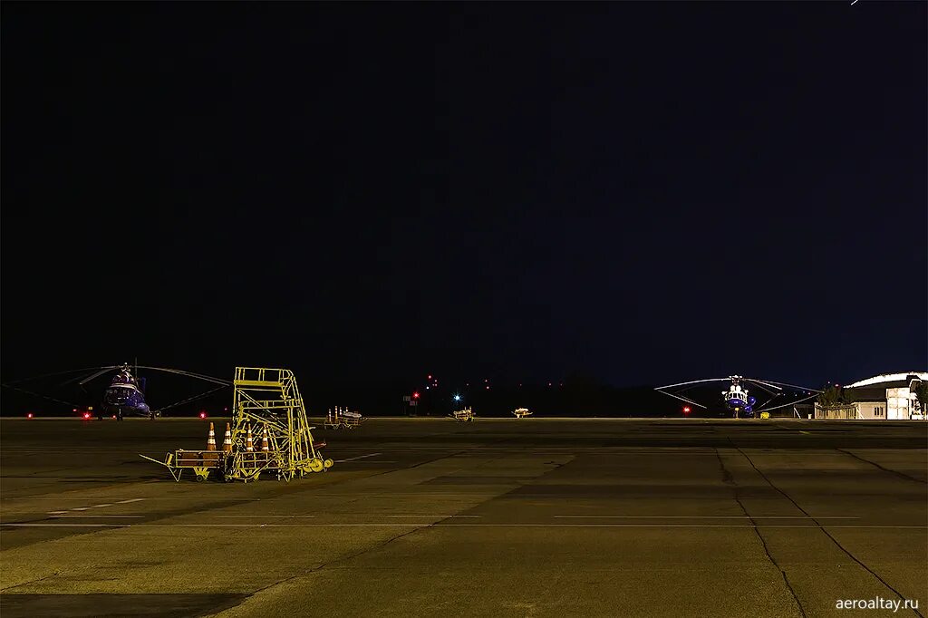 Работают ли аэропорты ночью. Ночной аэропорт Барнаул. Аэропорт ночью. Огни аэродрома. Ночной военный аэродром.