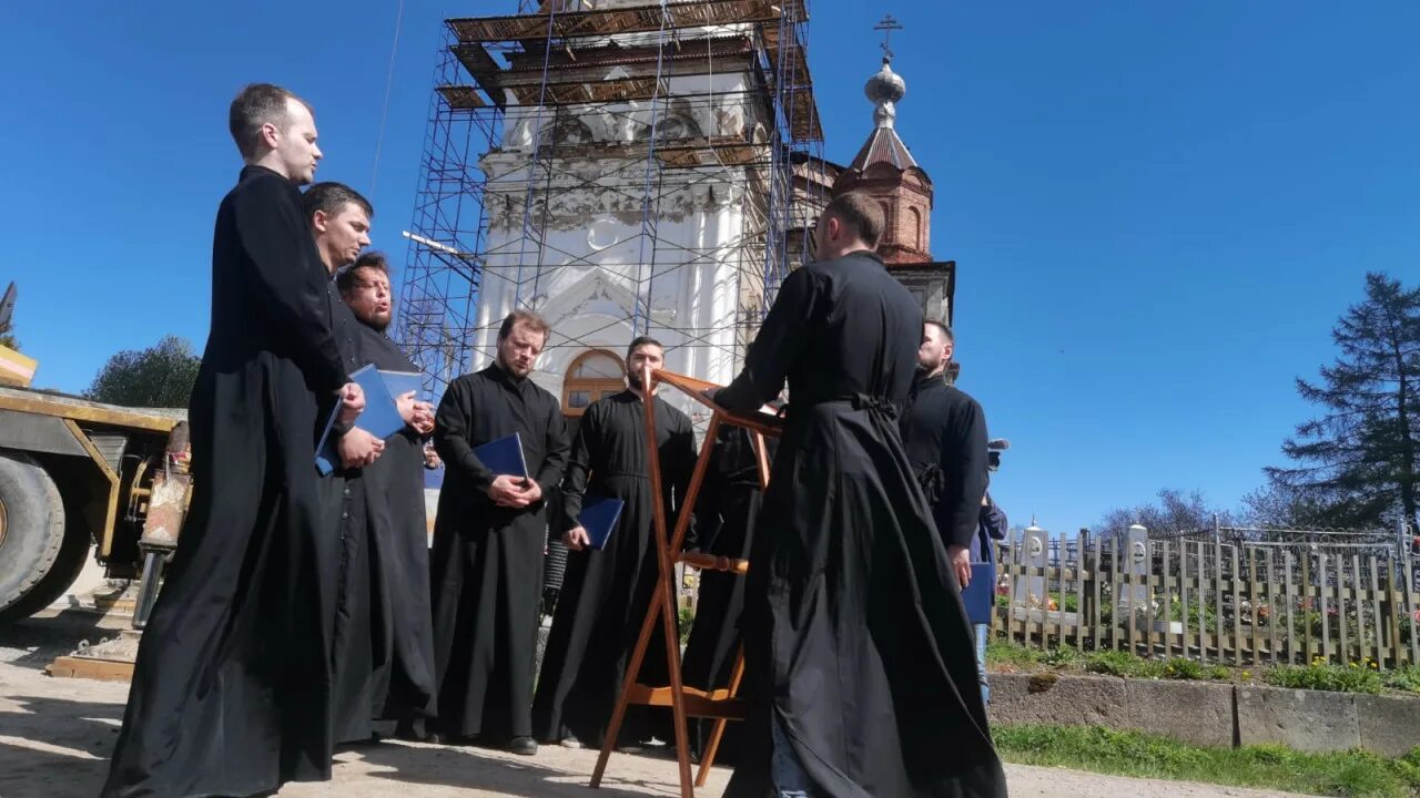 Погода иссад волховский на 7 дней. Храм Святой Живоначальной Троицы Иссад. Деревня кресты. Служба в церкви деревни Иссад Волховского района 4 июня 2023 г. Деревня Иссад Церковь кладбище Волховский район.