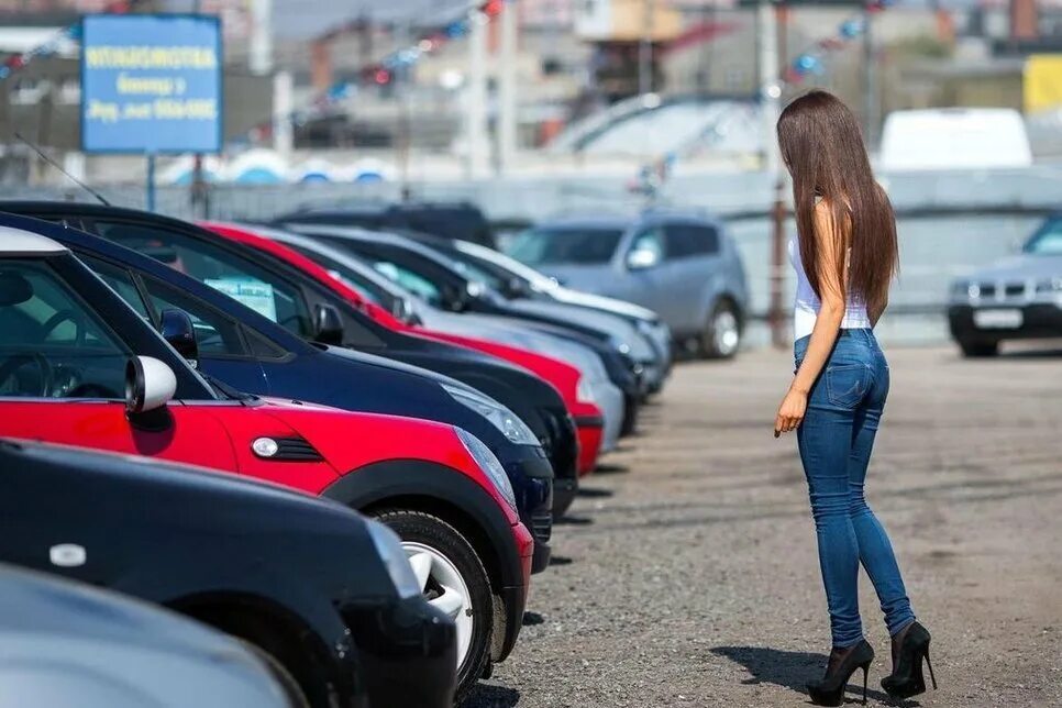 Девушка продает машину. Девушка продала машину. Машины для женщин. Выбор подержанного авто. Девушка продала машину.