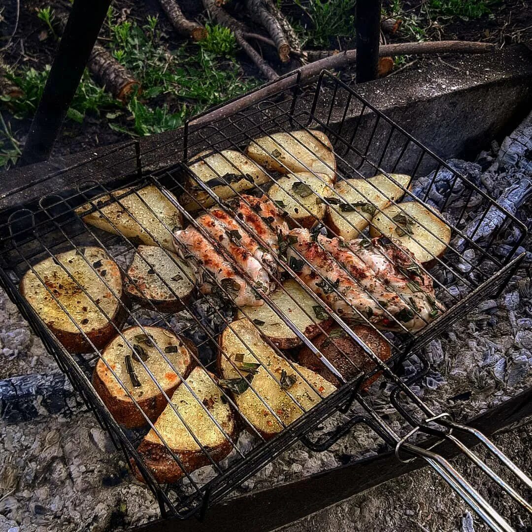 Картофель на мангале на решетке. Картофель барбекю. Картошка на барбекю решетке. Печеная картошка на мангале.