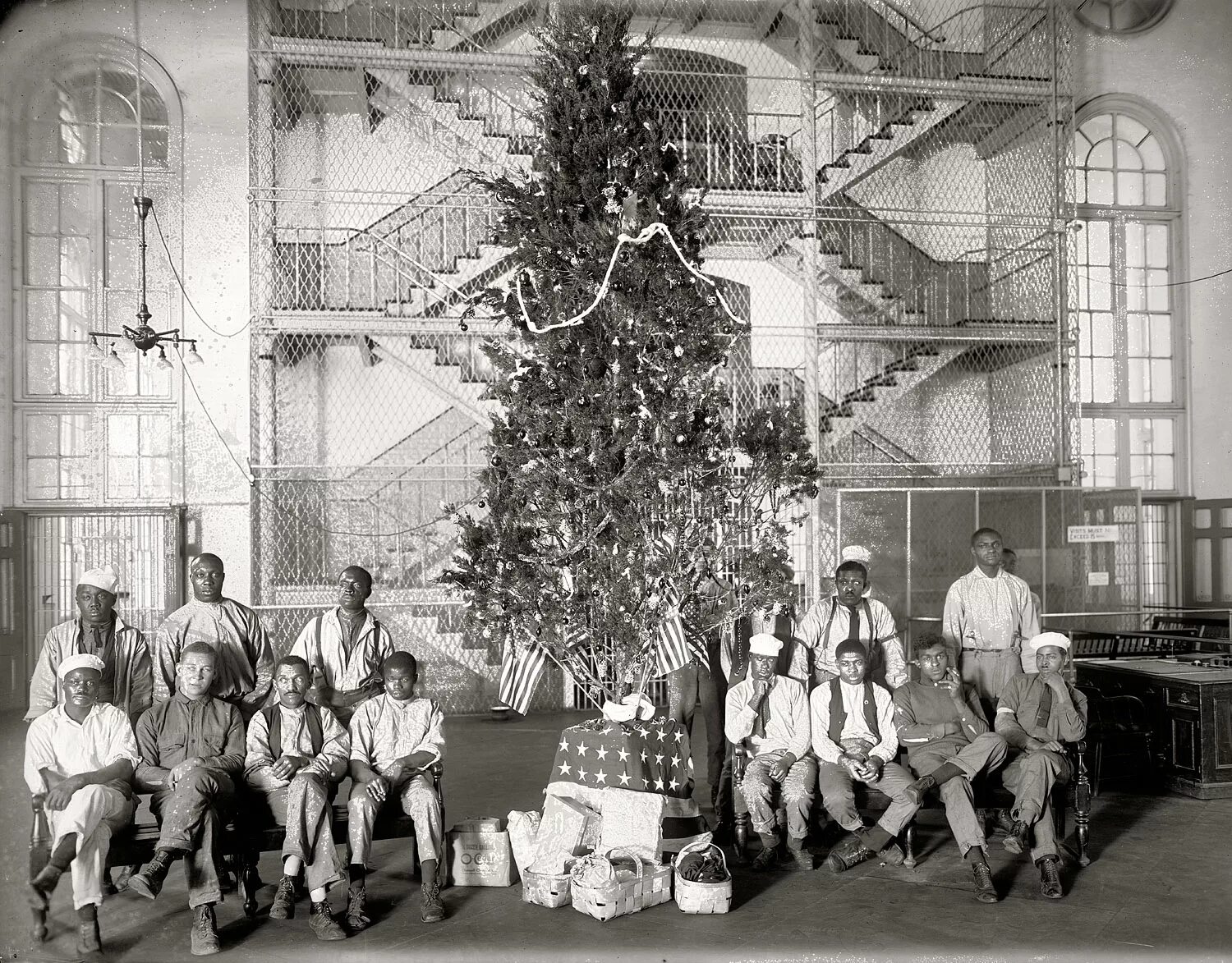 Старинная Новогодняя елка. Рождественская елка. Елка в 20 веке. Елка в начале 20 века.