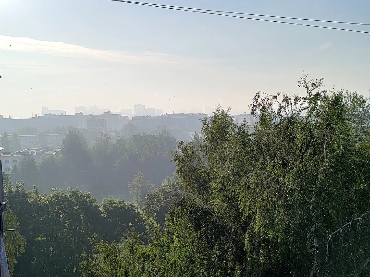 Люблино в дыму 22. Смог в екатеринбурге 2021. В городе пахнет гарью. В городе пахнет гарью. Пахнет горелым на улице народная.