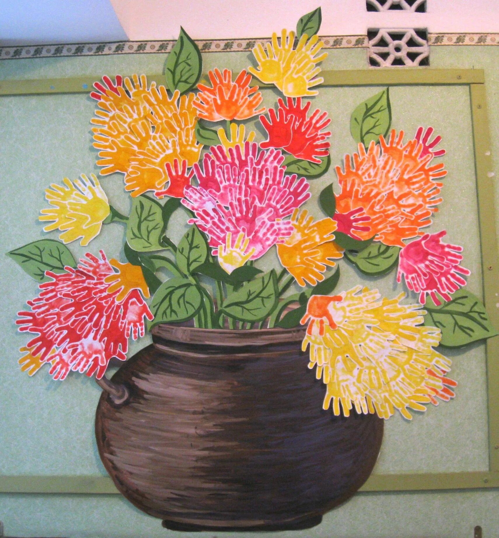 Коллективная работа букет для мамы. Коллективная работа ваза с цветами. Аппликация ваза с цветами. Поделка ваза с цветами. Ваза с цветами подготовительная группа.