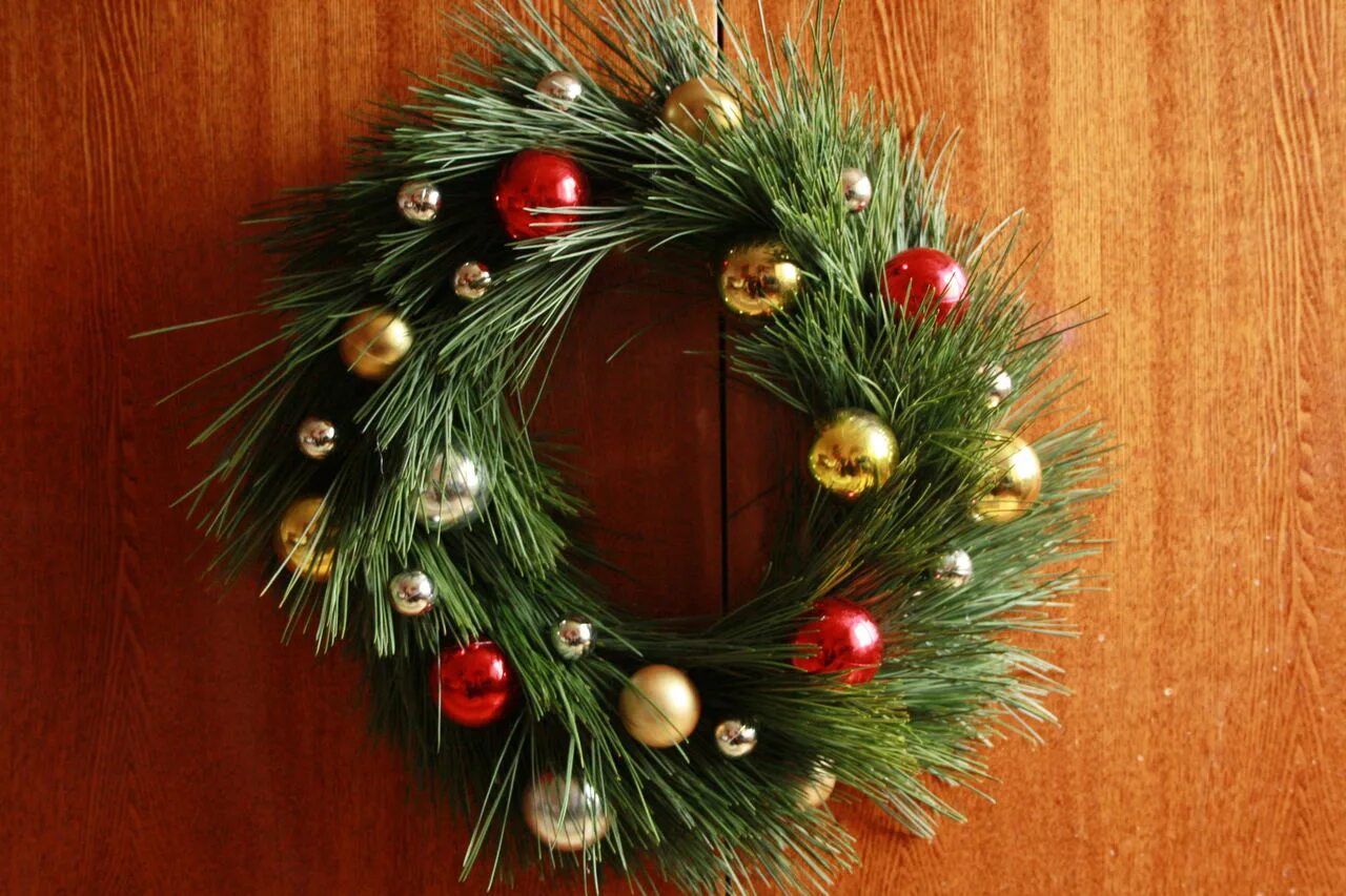 венок из сосны на новый год. украшение из сосновых веток. венок из сосны на новый год. новогодний венок из живых веток. венок из хвойных веток.