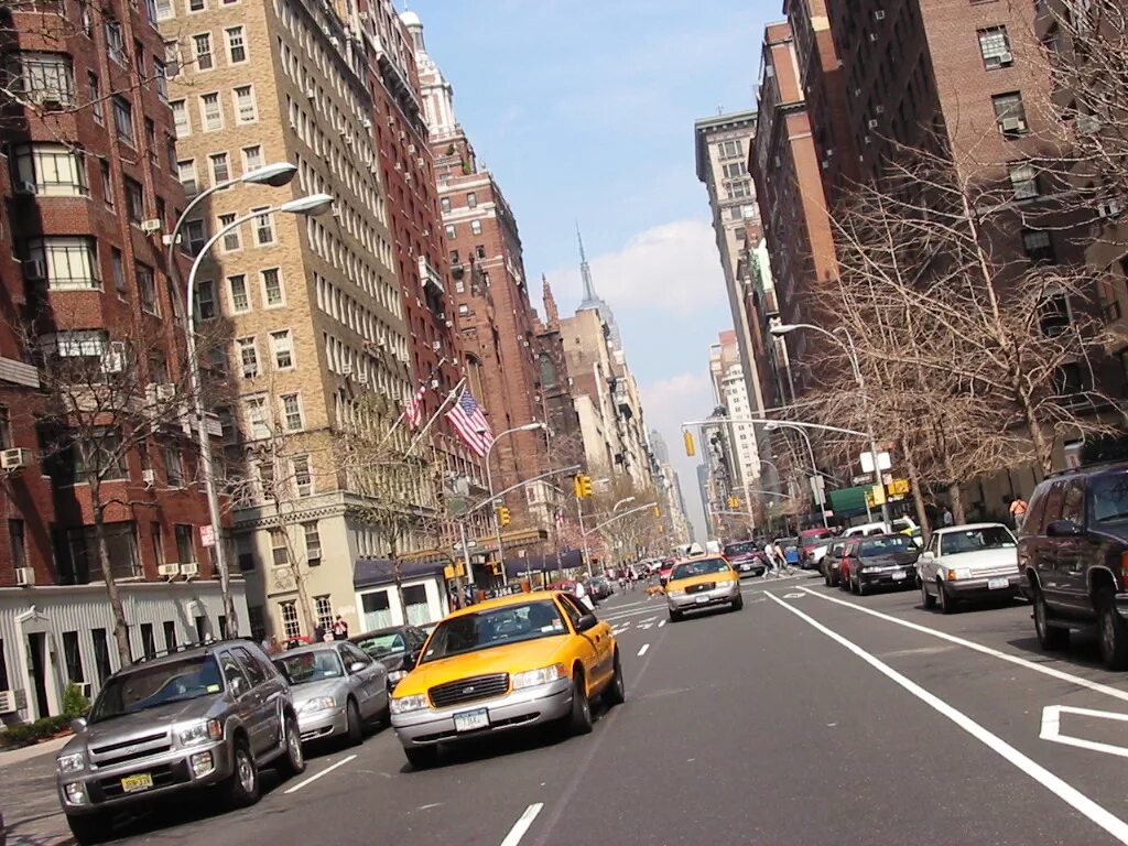 С этой улице нужно было. Пятая Авеню Нью-Йорк. Нью Йорк Манхеттен 5 Авеню. 5 Авеню улица в Нью-Йорке. Мейн стрит Нью Йорк.