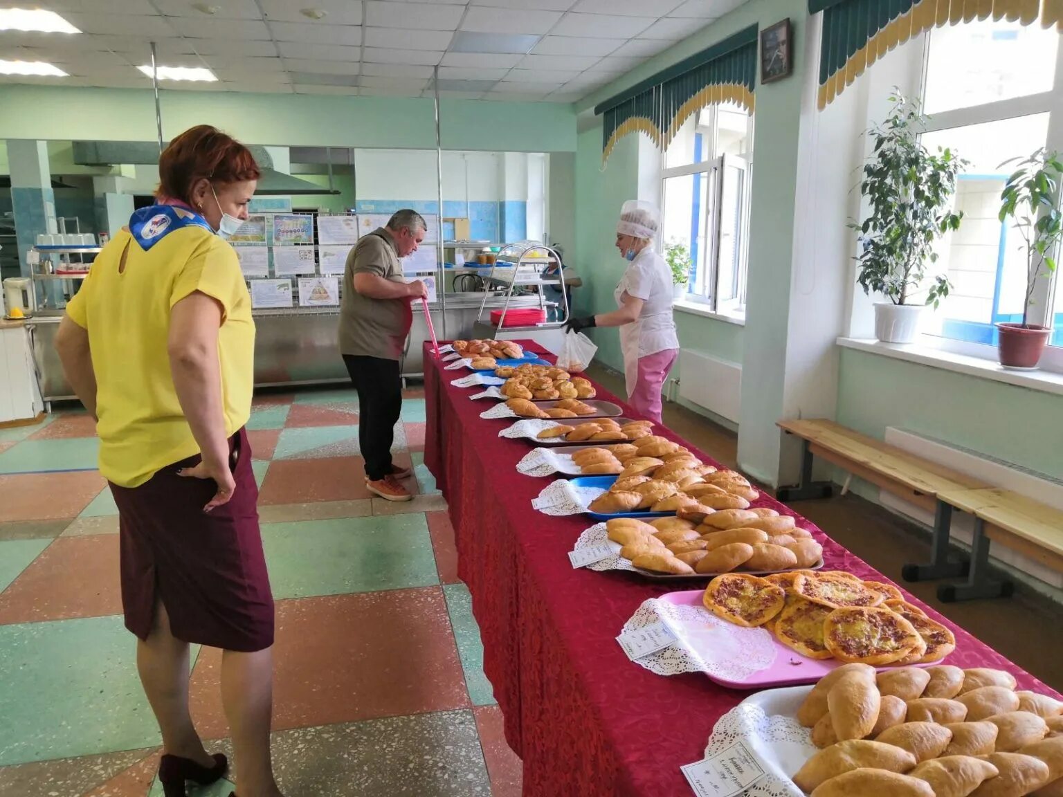 Буфеты выпечка для школьных столовых. Буфет в школьной столовой. Буфет школьный выпечка. Выпечка в школьных столовых. Вакансии в буфет