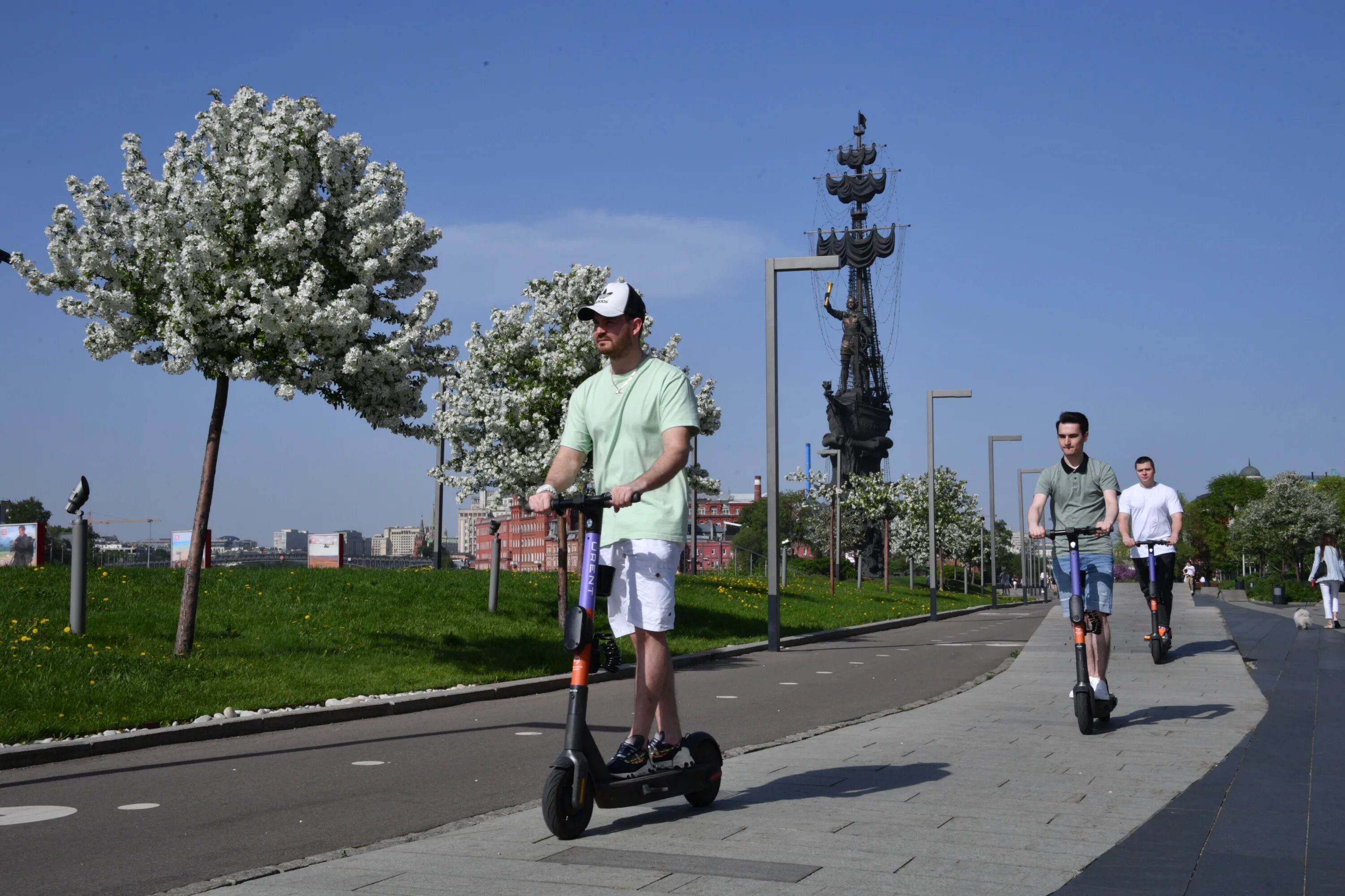 Парк для самокатов в Москве. Электросамокат скорость. Электросамокаты в парке. Езда на электросамокате.