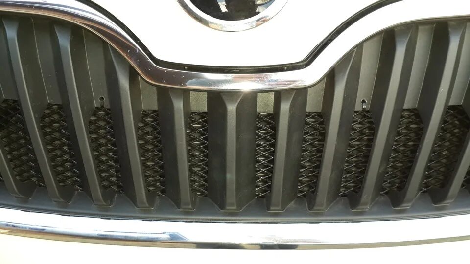 Как снять решетку радиатора рапид. Сетка в бампер шкода рапид. skoda superb 3 сетка в бампер. воздухоотвод радиатора шкода рапид.