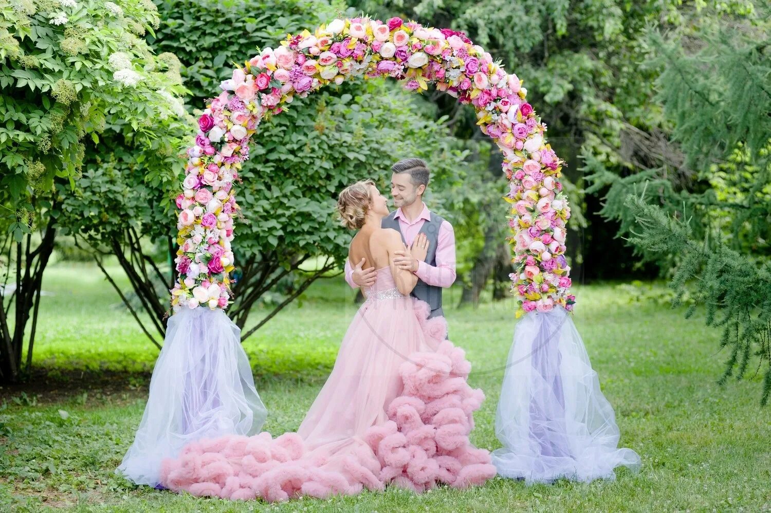 Выездная арка. Арка "Свадебная". Цветочная арка на свадьбу. Арка с цветами на свадьбу. Свадебная арка с цветами.