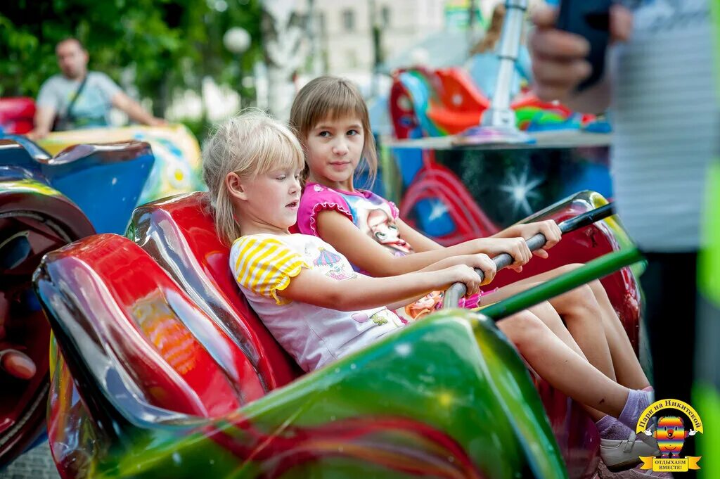 аттракционы в парке на никитской в костроме. кострома парк развлечений на никитской. парк на никитской кострома камикадзе. мегагринн курск батуты. риоигровлй центр кострома.