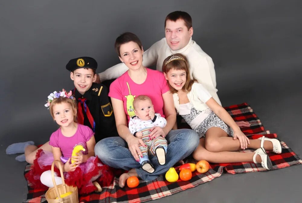 Многодетная семья. Фотосессия многодетной семьи. Многодетная семья в России. Многодетная семья картинки.